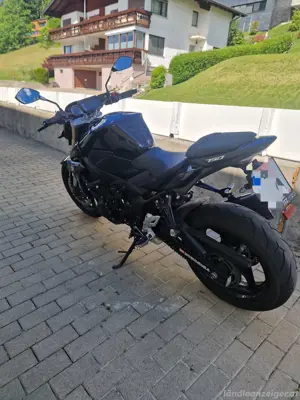 Suzuki GSR 750 Bild 3