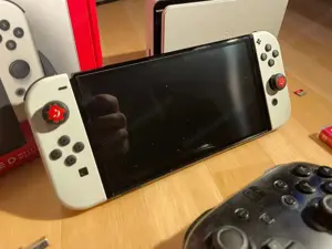 Nintendo Switch OLED Schwarz  Weiß (sehr gut) - Viel Zubehör & 2 Spiele - Verhandelbar Bild 2