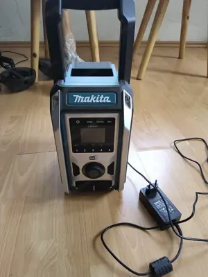 Makita Akku-Baustellenradio DMR115 mit Subwoofer