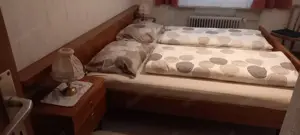 zu verschenken: Schlafzimmer (Bett m. Nachttischen, Schrank) Holz