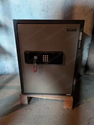 Tresor mit 4 Schlüssel