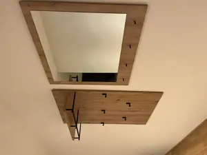 Garderobe und Spiegel
