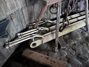 3 Stück Hydraulikzylinder NEU Länge Auge zu Auge ca 175cm Stückpreis 200EUR Bild 2