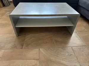 Wohnzimmertisch zu verkaufen   modern und gepflegt Bild 3