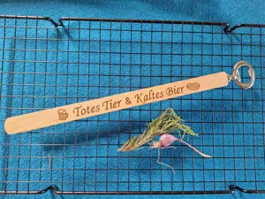 Grillzange mit Flaschenöffner gelasert mit verschiedenen Texten und Motiven Bild 2