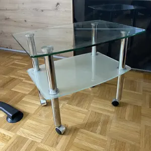Kleiner Couchtisch aus Glas