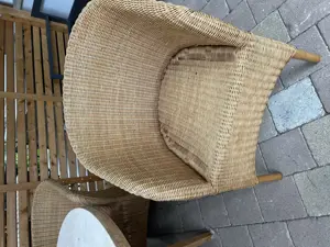 Rattan Stühle mit weißen Polster