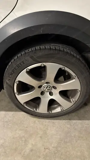 VW Touran Country 1,6 TDI DPF 7 Sitzer Kombi Bild 2