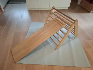 Kletterdreieck mit Rutschbrett