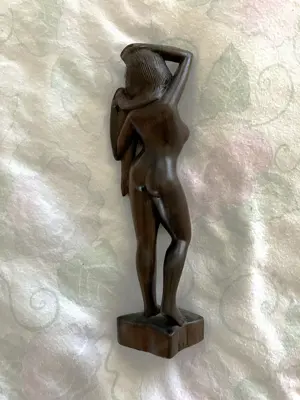 Frauenfigur geschnitzt aus dunklem Holz klein Bild 2
