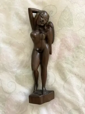 Frauenfigur geschnitzt aus dunklem Holz klein