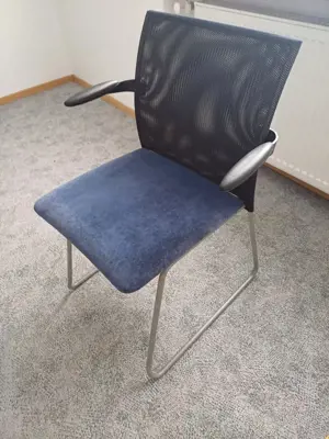 Stuhl mit Armlehne