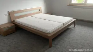 Bett mit Matratzen, Lattenrost und Nachtkästchen