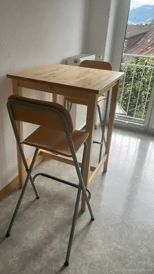 Stehtisch mit Hochstühlen