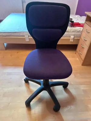 violetter Bürostuhl