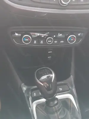 Opel Crossland X - 1,2 Turbo Direct Injection Innovation St. St. SUV   Geländewagen Bild 6