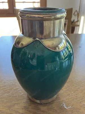 Vase Keramik grün glasiert mit Verzierung silber