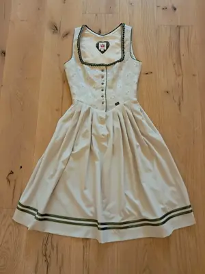 Dirndl 32-34 mit Knöpfen Bild 5