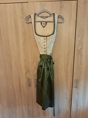 Dirndl 32-34 mit Knöpfen Bild 2