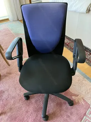 Bürostuhl mit Armlehnen schwarz blau für Teppichboden