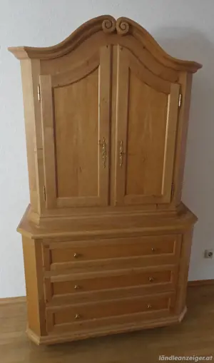 Kasten mit Schubladen