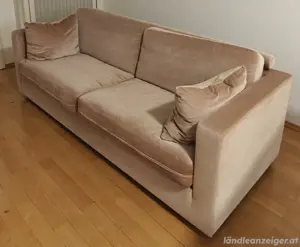 Sofa mit Kissen