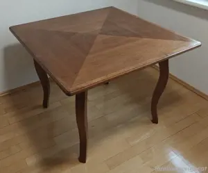 Holztisch 