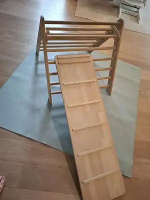 Kletterdreieck mit Rutschbrett und Naturkautschukmatte  Bild 2