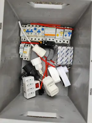 Alle zusammen, Elektrowerkzeuge und Materiale