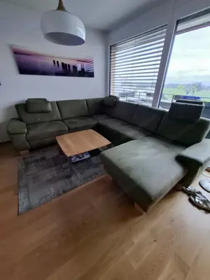 Ausziehbare Eckcouch mit elektrischer Ottomane