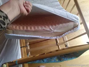 Gitterbett inkl. Matratze und Leintüchern Bild 3