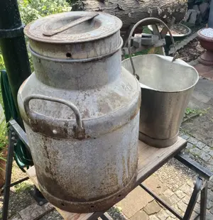 Milchkanne und Melkeimer
