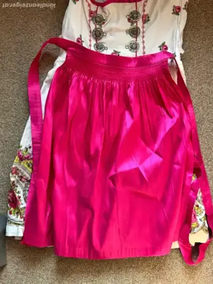 Dirndl mit Schürze Bild 3