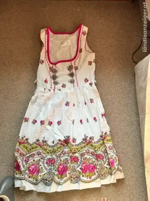 Dirndl mit Schürze