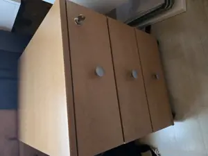 Schreibtisch und Rollcontainer Bild 3
