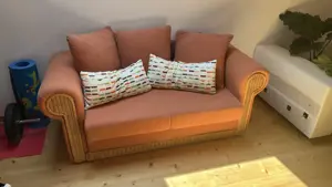 Kleines Sofa mit Bettfunktion
