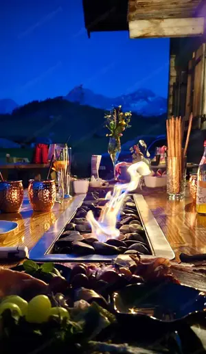 Einzigartiger Outdoor-Tisch mit integrierter Feuerstelle & Kühlfach - handgefertigt & wetterfest