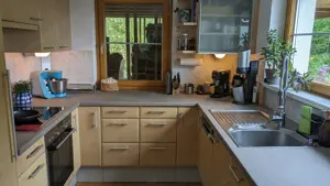 Küchenzeile mit Geräten