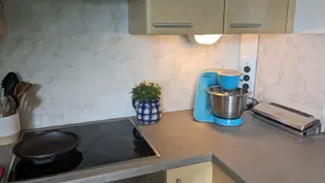 Küchenzeile mit Geräten Bild 2