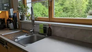 Küchenzeile mit Geräten Bild 3