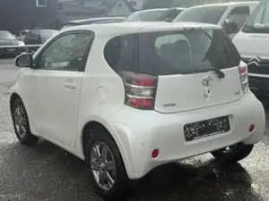 Toyota iQ TÜV NEU wenig Km Bild 3