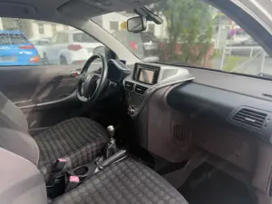 Toyota iQ TÜV NEU wenig Km Bild 5