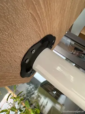 Tisch mit abschraubaren Tischbeinen  Bild 2