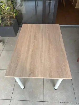 Tisch mit abschraubaren Tischbeinen 