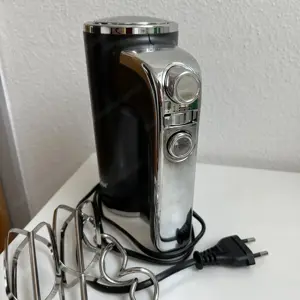 Mixer mit Rühr- und Knethaken