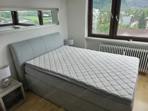 Boxspringbett 140x200 mit 2 Nachkästchen und 2 Lampen