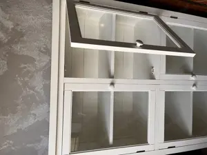 schöne Vitrine weiß 