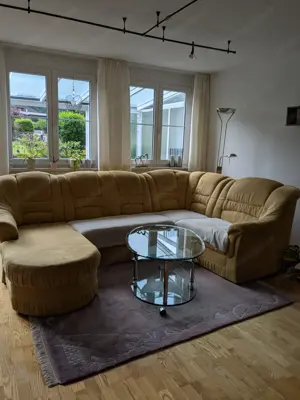 Couch und Couchtisch 