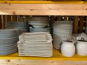 Verschiedene Teller und Schüssel aus Gastro
