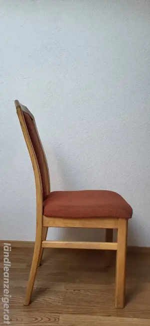gepolsterter Holzstuhl